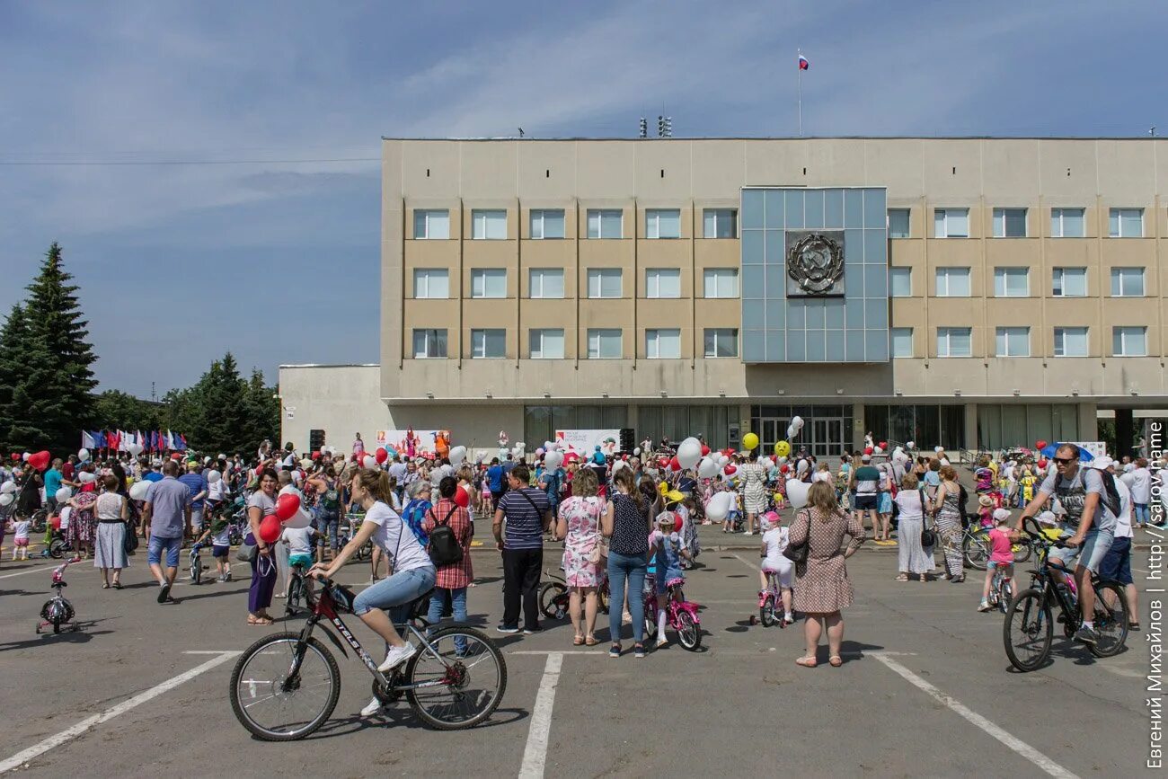 Город БАД Саров. В Сарове проводились велопарады. Парад в городе Саров женщины .. Саров инфо.