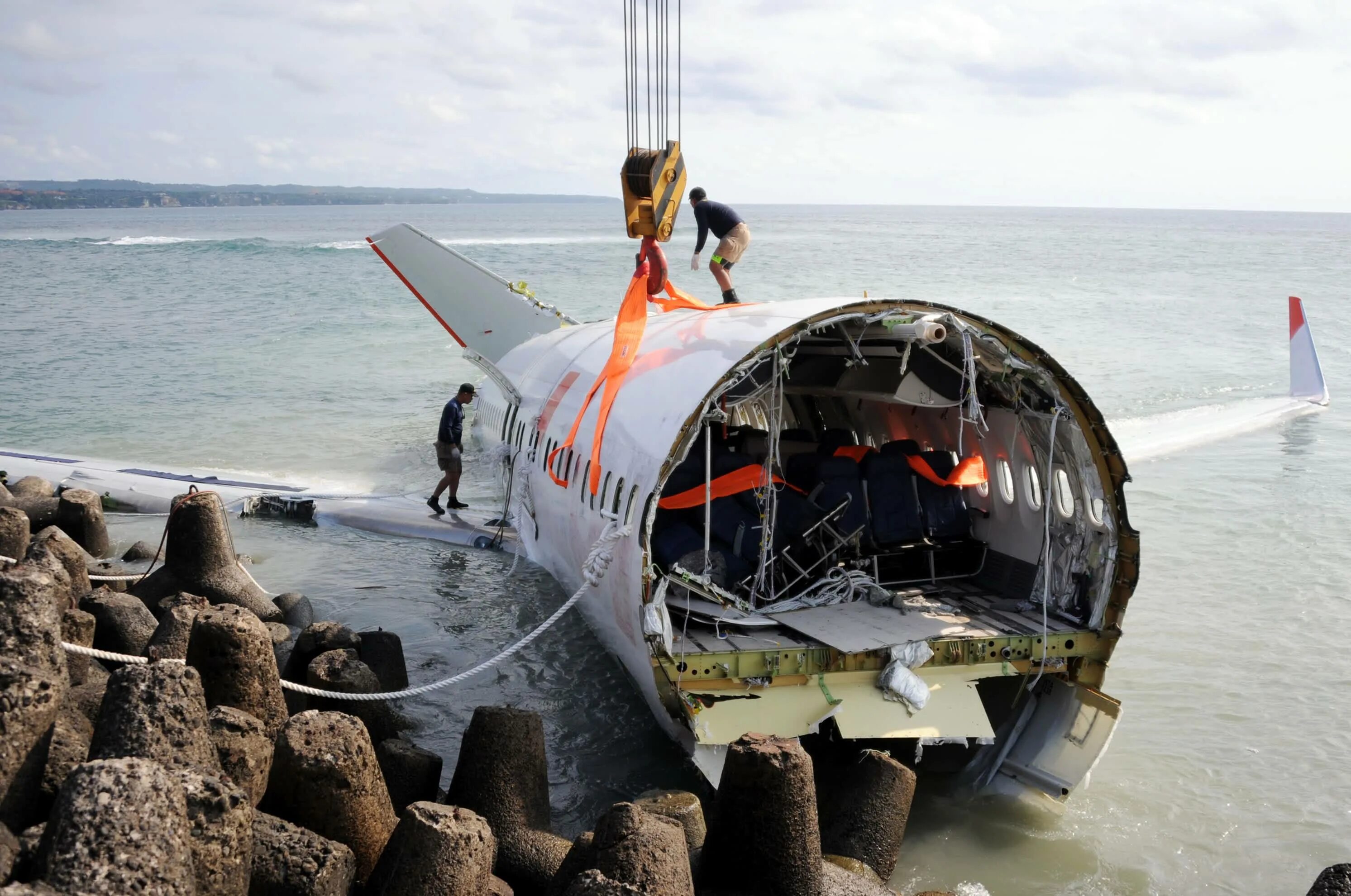 Какой самолет упал в море. Боинг 737 Индонезия катастрофа. Lion Air 610. Гавайи Боинг 737.