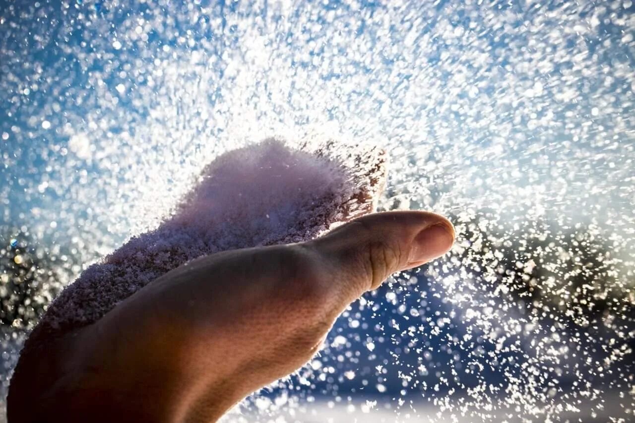 Снег на ладони. Снежинка на ладони. На руках тает снежинки. Снежинка тает на ладони. Снег в ладошках.