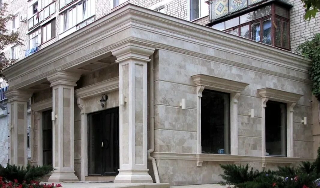 Мраморный фасад. Фасад из мрамора. здания из травертина. фасад из травертина. дом облицован мрамором.