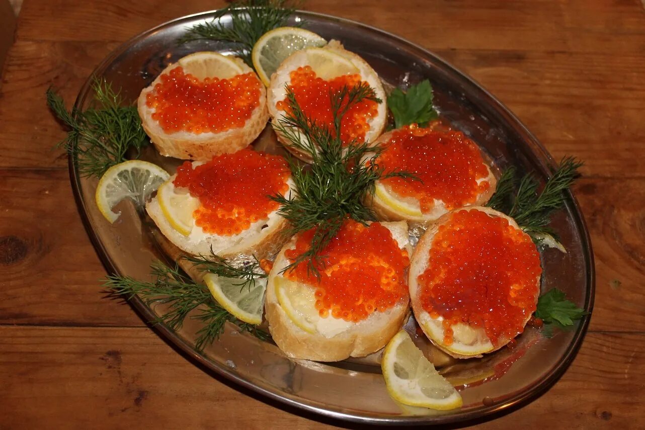 Как вкусно сделать бутерброды с икрой. Бутерики с красной икрой. бутерброды из красной икры. сервировка бутербродов с икрой. бутерброды с икрой подача.