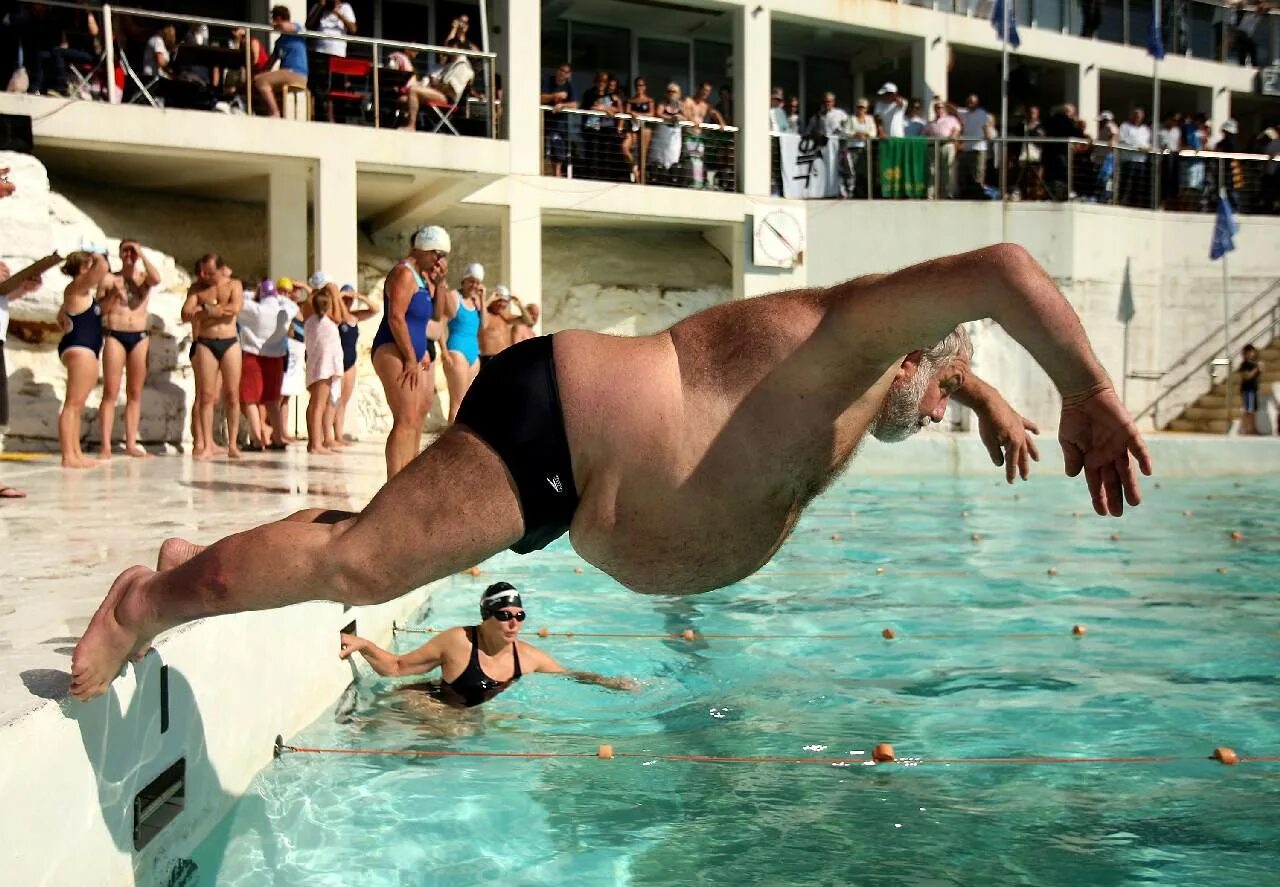 Лучшие приколы 1. Толстый прыгает в бассейн. Смешные бассейны. Человек прыгает в воду. Смешные прыжки в воду.