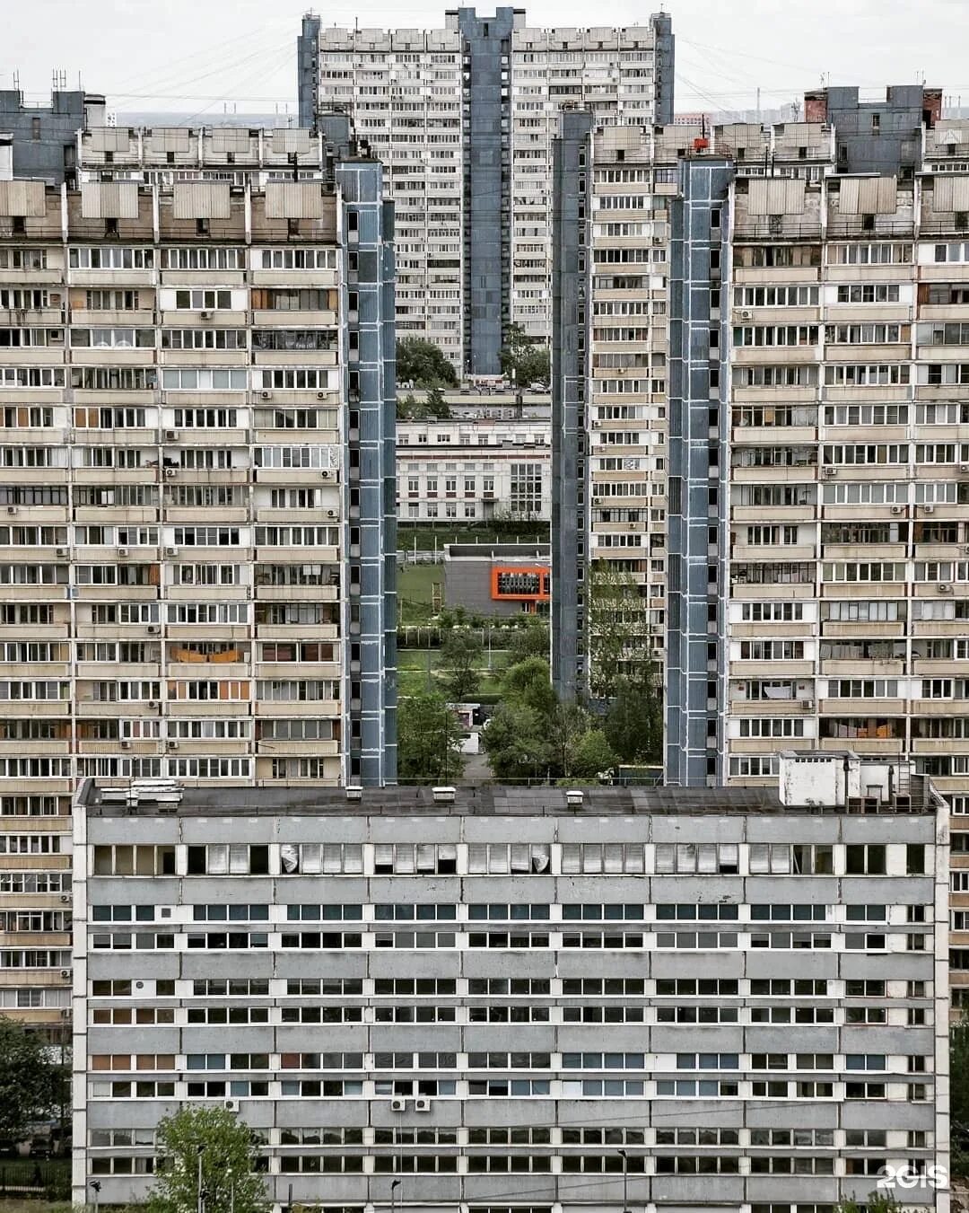 Самые спальные районы москвы. Авеню 77 чертаново. 16 микрорайон чертаново. Панельный дом чертаново. Самые спальные районы москвы.