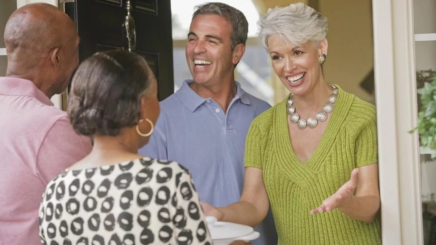 мужчина у забора.