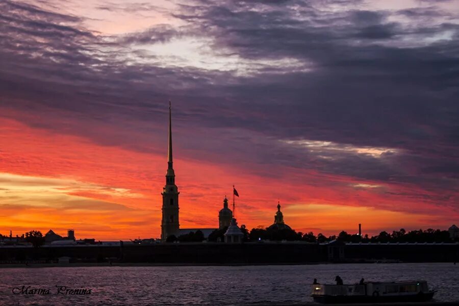 Закат солнца в петербурге. Закат над Петербургом. Закат над Питером. Небо закат Питер. Красный закат в Питере.