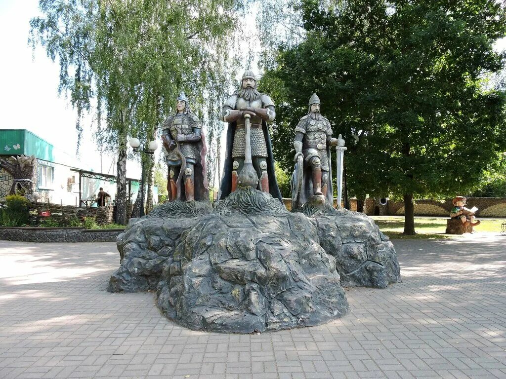Три богатыря калуга. Парк 3 богатыря в козельске. детский парк три богатыря в козельске. козельск калужская область парк три богатыря. калуга парк три богатыря.