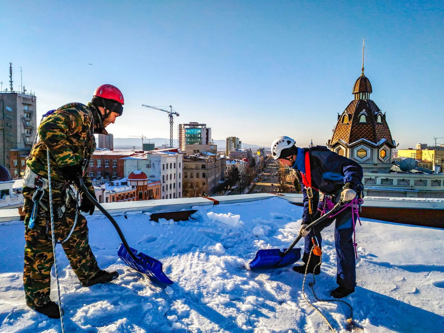 Куда звонить по очистке снега. Уборка снега с крыш. Куда звонить по очистке снега. Куда звонить по очистке снега. Куда обратится по поводу не уборке снега.