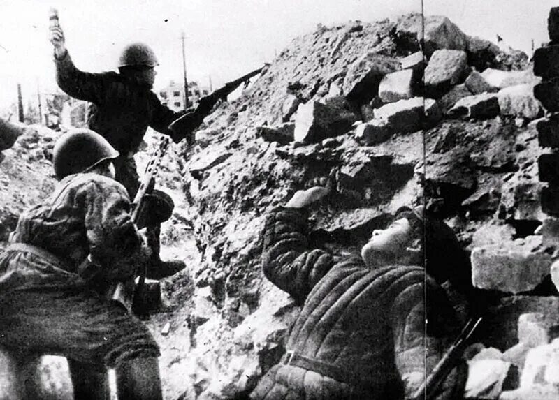 Бои в сталинграде в городе. Сталинградская битва солдаты в бою. Фотохроника Сталинградской битвы 1942-1943.