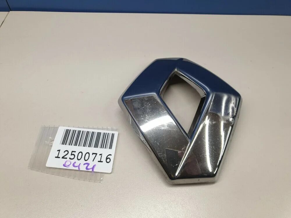 Эмблема решетки рено дастер. Renault 62 89 058 55r эмблема решетки радиатора. эмблема решетки радиатора каптур. рено каптур значок. renault duster 2013 эмблема решетки.