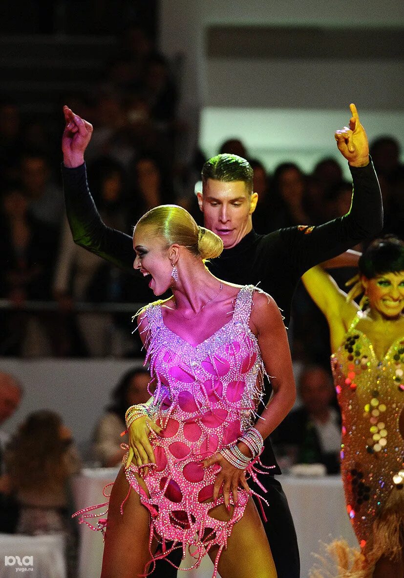 Спортивные танцы чемпионы. Латина юниоры 2. Спортивные танцы чемпионы. Бальные танцы награждение. Победитель чемпионата по бальным танцам.