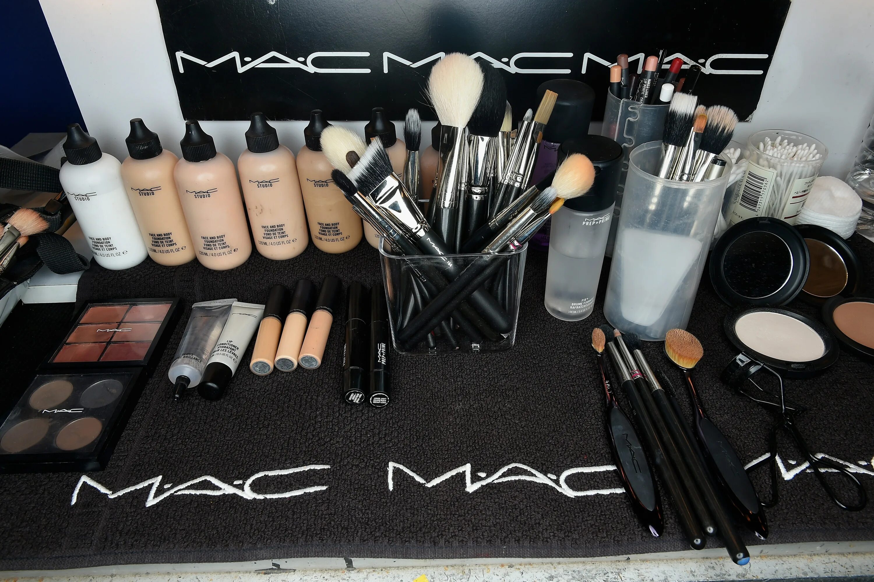 Косметика мак купить. Mac Cosmetics. Косметика визажиста. Люксовая косметика. Фирма косметики Мак.