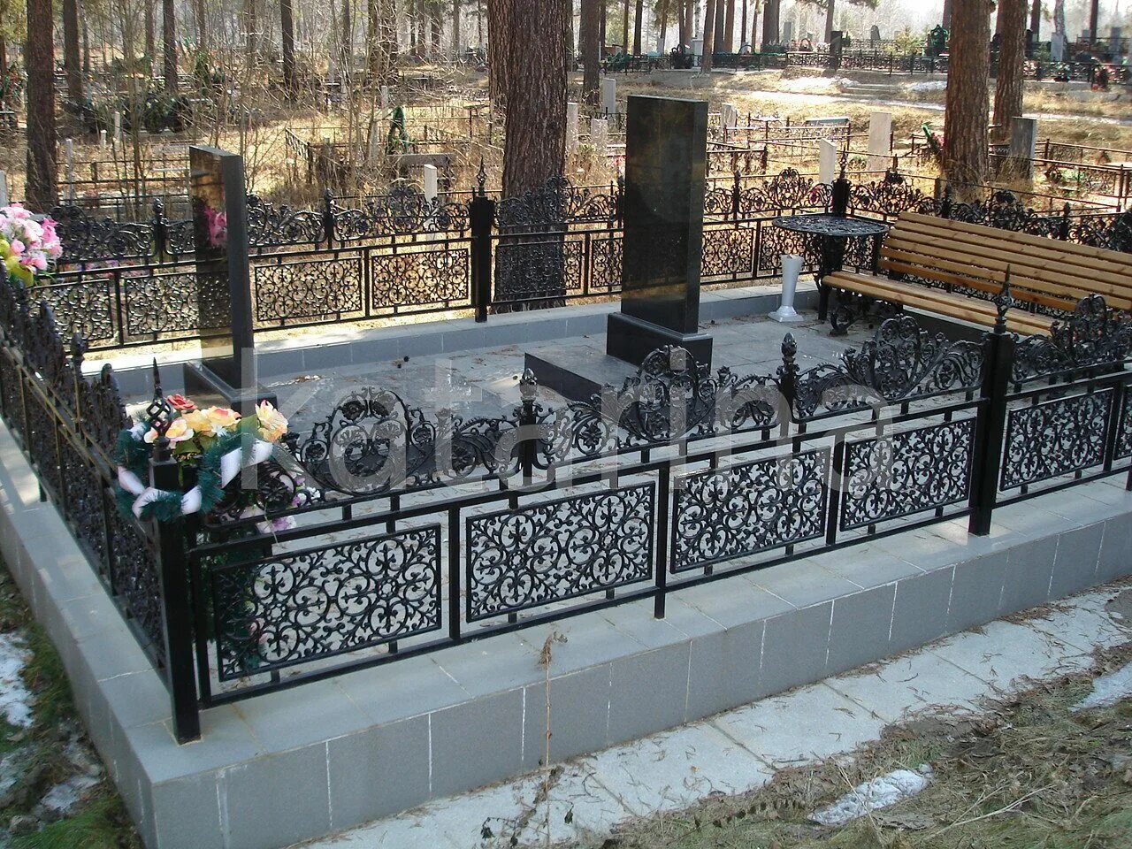 Памятник с оградкой. Каслинское литье могильной оградки. Каслинское литье могильной оградки. Могильные ограды. Ограды на кладбище.