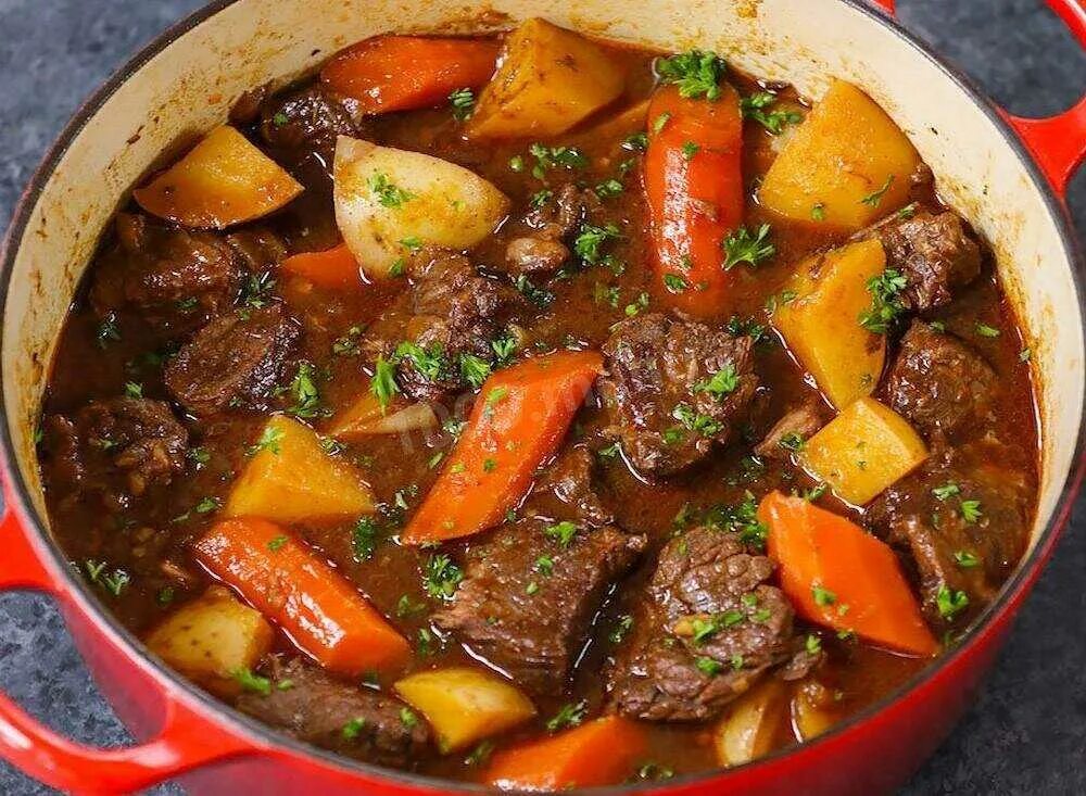 Рецепт овощей в духовке с соусом. Beef Stew тушенка. Говядина тушеная с овощами. Томленая говядина с овощами. Говядина с овощами в духовке.