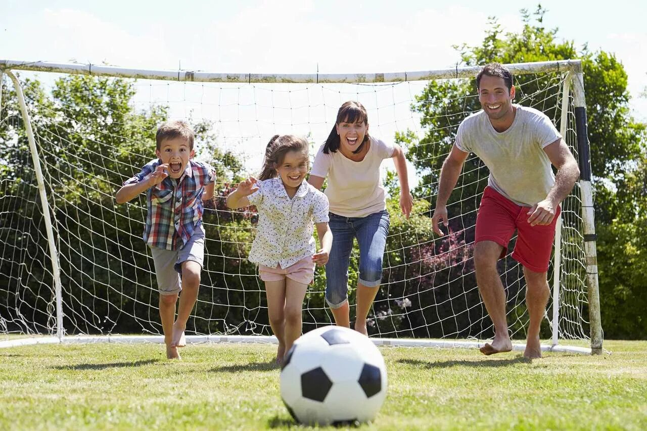 Семья играет в футбол. Футбольная фотосессия семейная. Семья на футболе. Футбол дети с родителями.