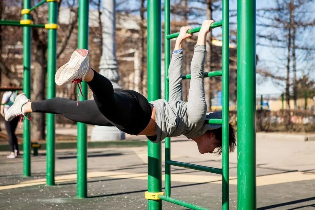 13 подтягиваний. Воркаут. Спорт воркаут. Street Workout соревнования. Воркаут с коричневыми тонами.