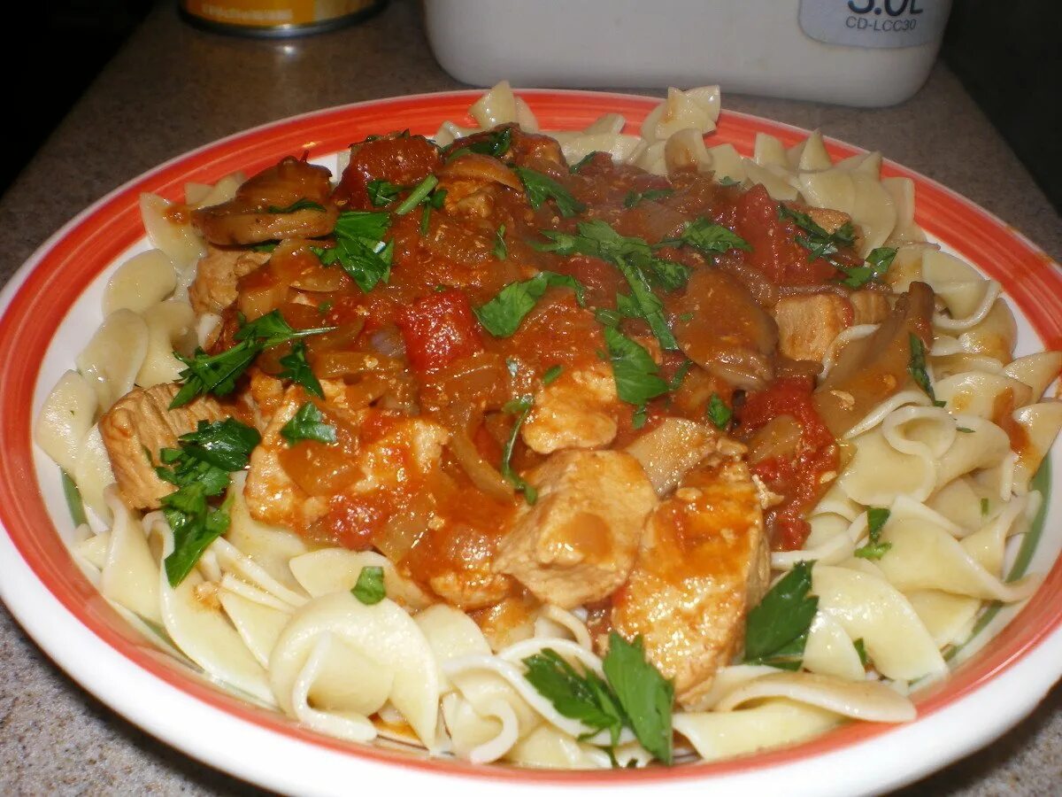 Куриный гуляш в мультиварке. Гуляш из куриной грудки с подливкой. макароны с подливкой из курицы. гуляш с макаронами. макароны с гуляшом из курицы.