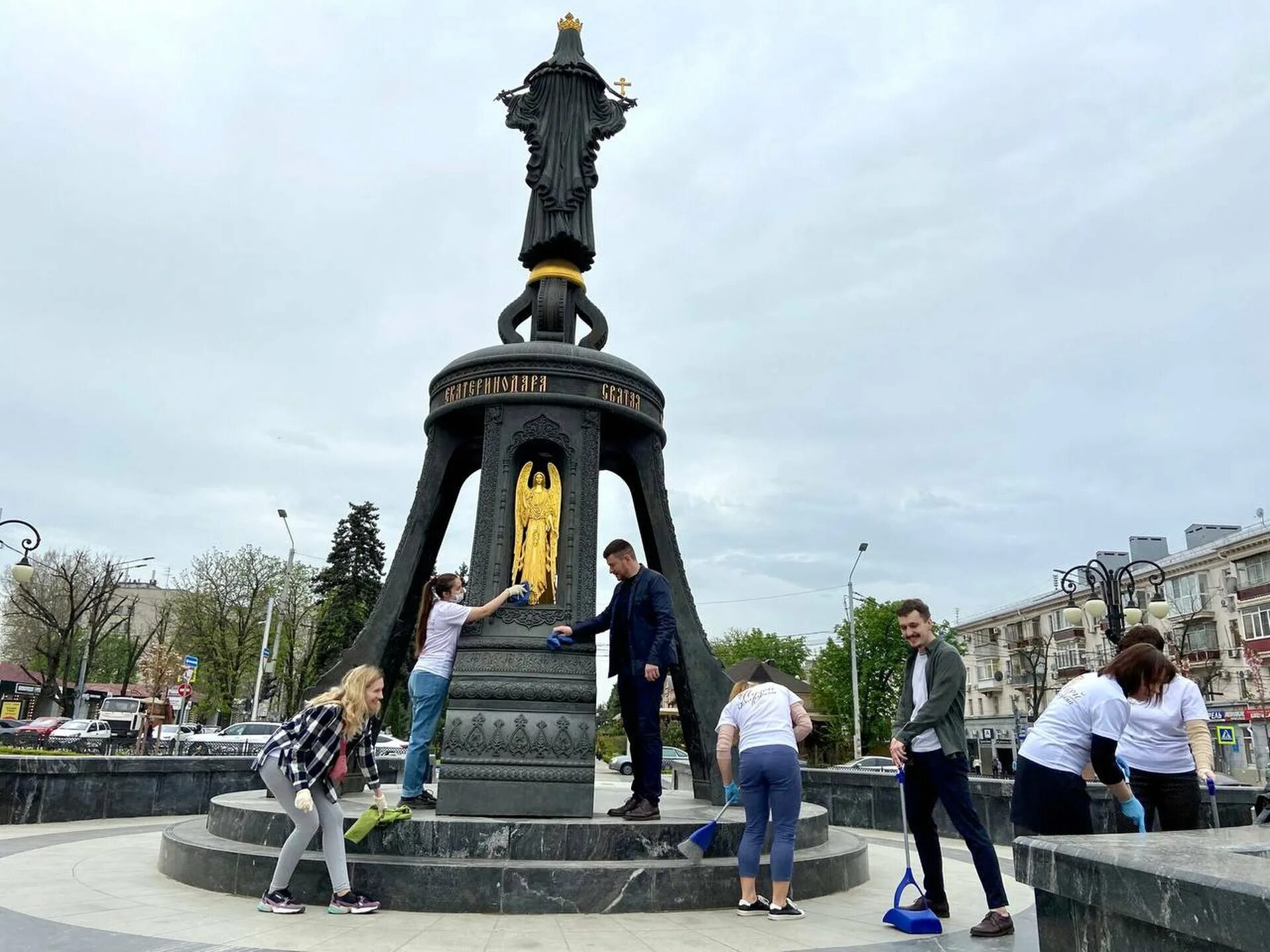 Памятник славным сынам отечества казакам и горцам в краснодаре. Культурный памятник краснодарского края. Памятники краснодарского края доклад. 2 памятника краснодарского края. Памятник казаку и черкесу в краснодаре.