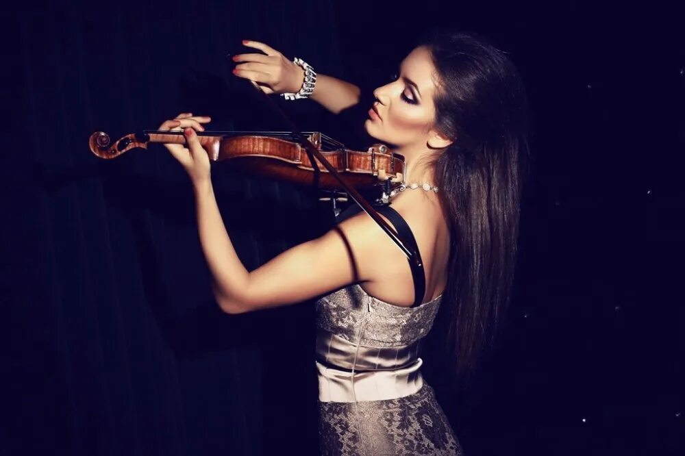 4 скрипачки. Violin Diva Elisabetta. Девушка скрипачка. Скрипачка фотосессия в студии. Фотосессия со скрипкой в студии.