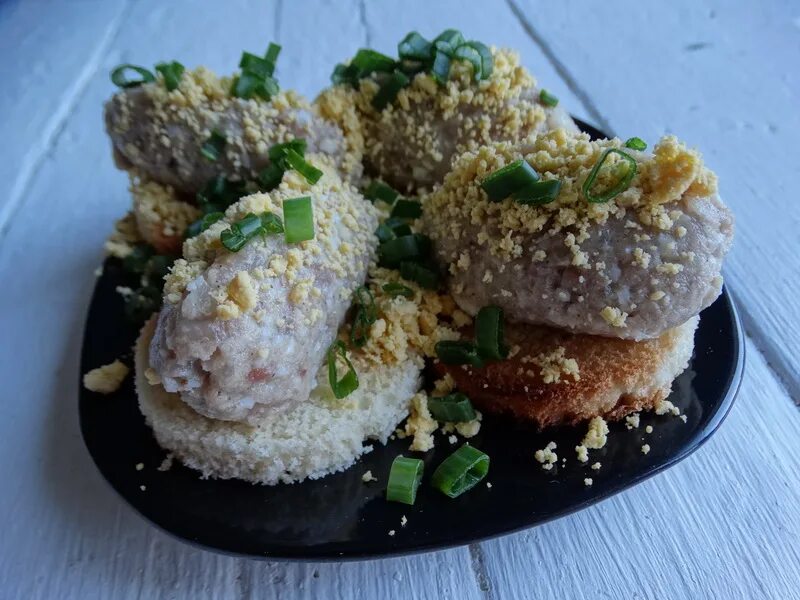 Фаршмаг из селедки. Форшмак ресторанная подача. Салат в стиле форшмак. Фаршмаг. Форшмак с яблоком.