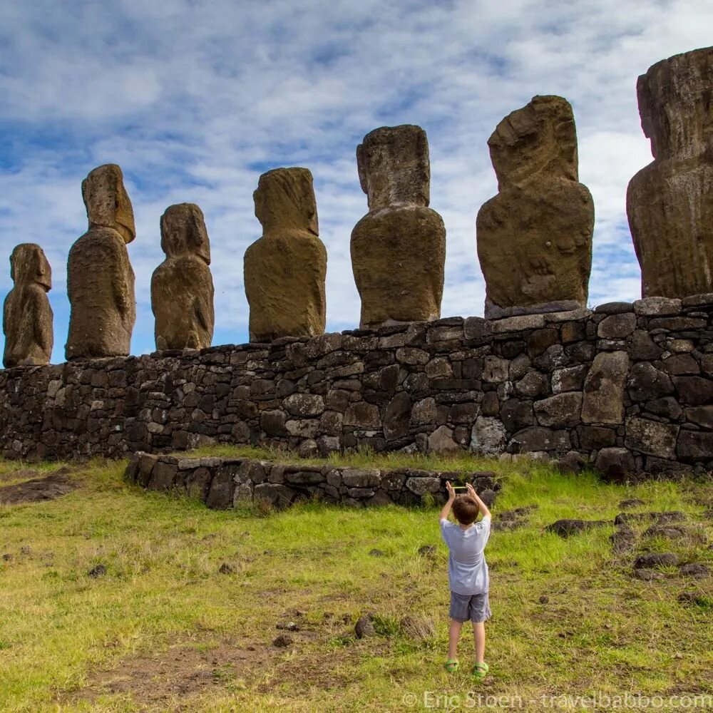 Статуи на острове. Остров Пасхи статуи Моаи. Каменные статуи Моаи остров Пасхи Чили. Моаи на острове Пасхи. Моаи в Чили.