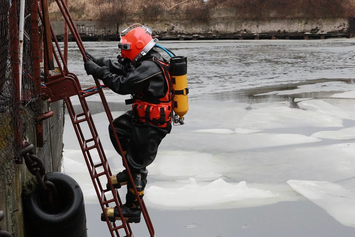 Для спуска водолаза на очень. Водолазные спуски. Здесь на меня оказывается сильнейшее давление. Водолазные спуски. Водолазная медицина.