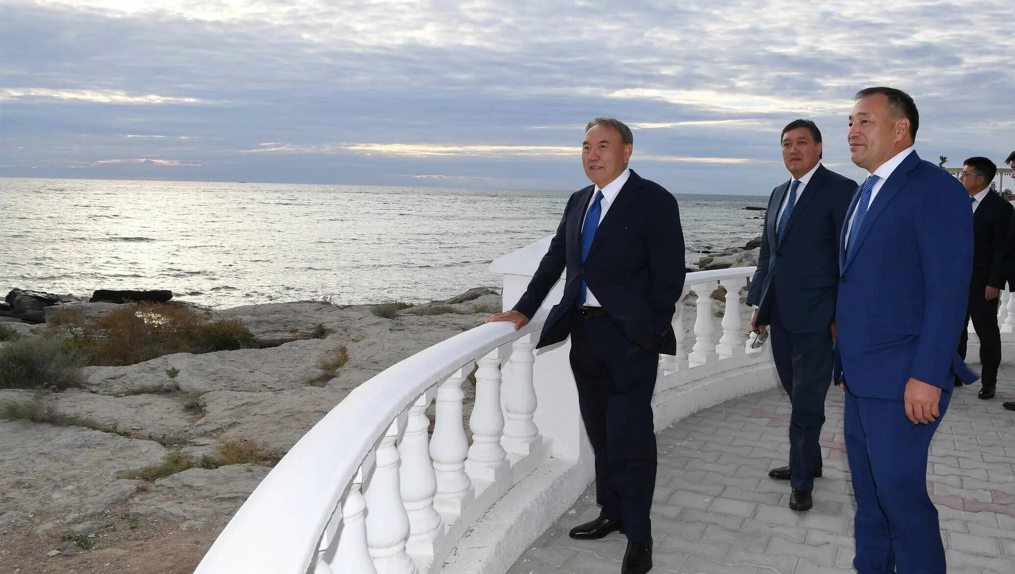 Нурсултан абишевич назарбаев токаев. Нурсултан назарбаев. Набережная каспии в актау. Где в данный момент назарбаев. Назарбаев и горбачев.