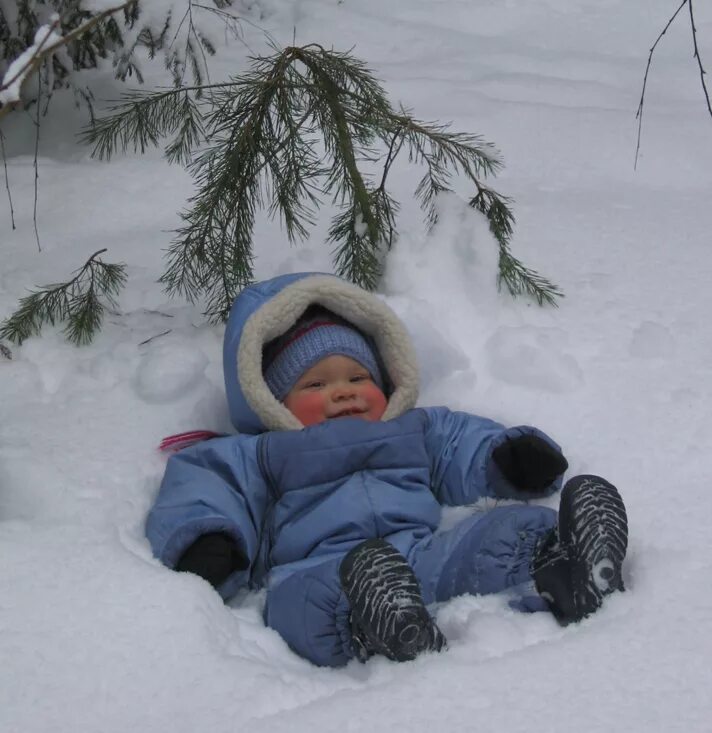 Пять месяцев зимы. Дети зимой. Дети в снегу. Малыш в снегу. Малыш зимой.