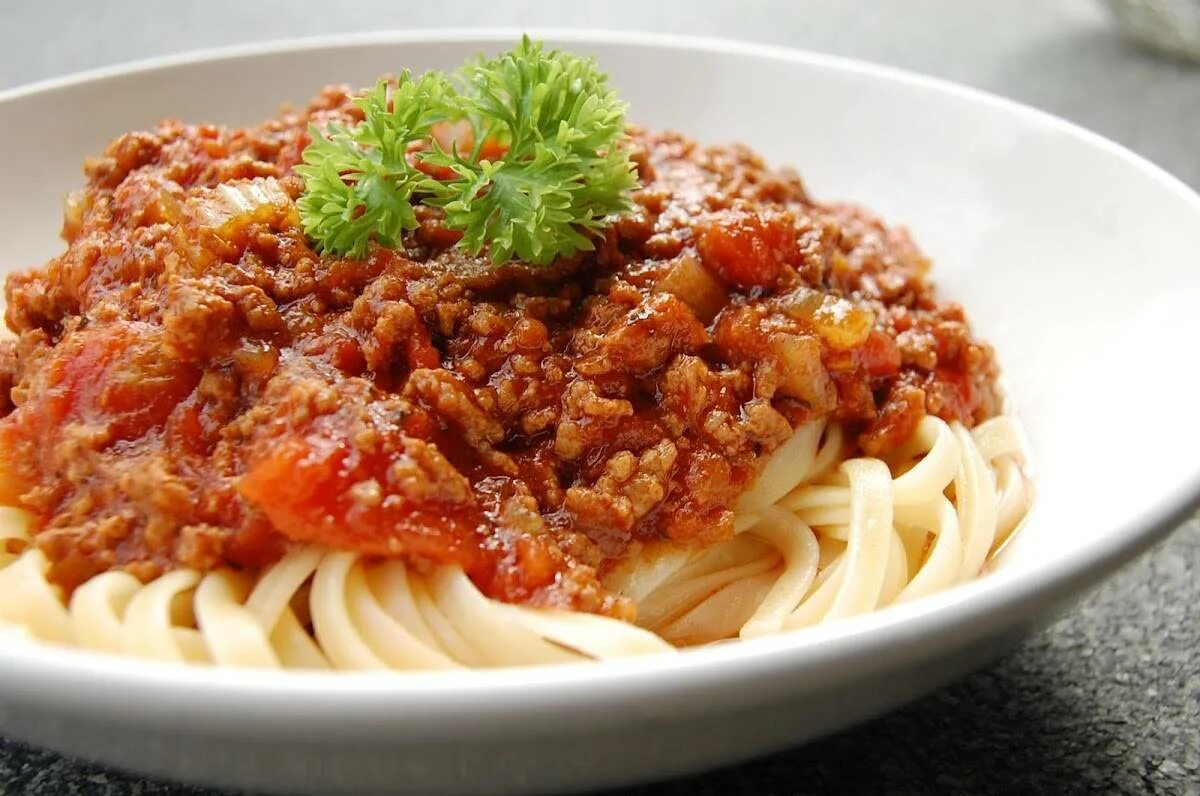 Spaghetti bolognese. Мясной соус ''болоньезе''. Паста болоньезе с фаршем и томатной пастой. Джемелли болоньезе. Макароны гнезда с томатным соусом