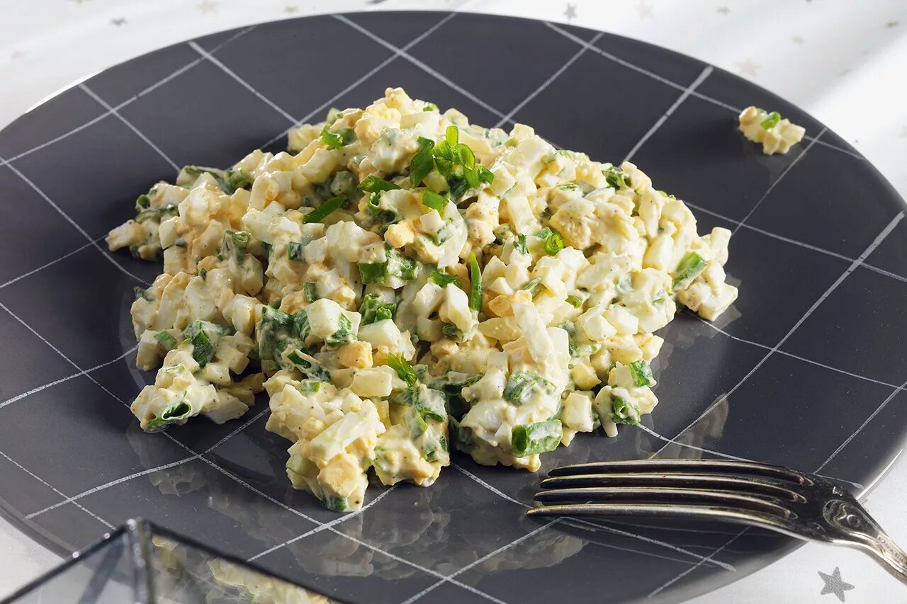 салат с луком. салат с зеленым луком. как сделать салат лук с яйцом. салат с зелёным луком и яйцом. салат из зелёного лука с яйцом.