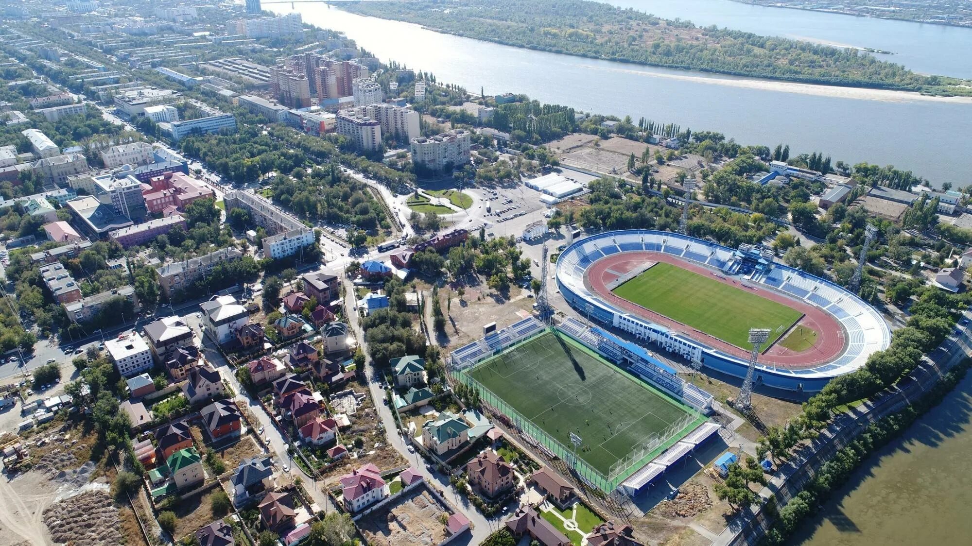 Стадион волгарь. Стадион Волгарь Астрахань. Центральный стадион Астрахань. ФК Астрахань стадион. ФК Волгарь Астрахань стадион.