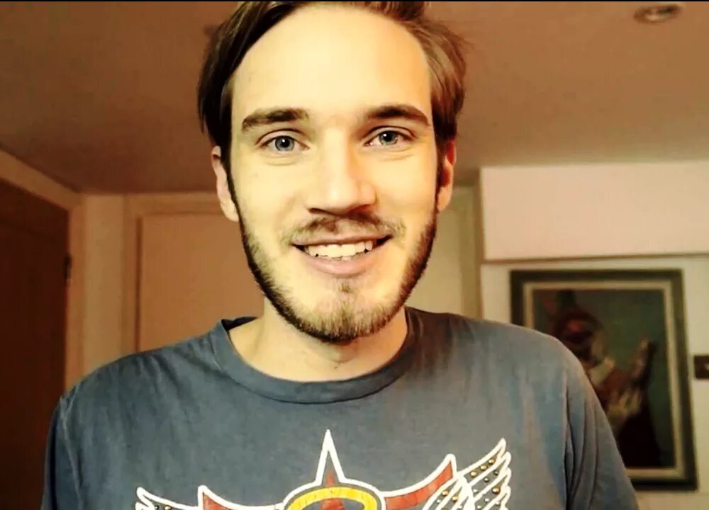 Популярные русские ютуберы. PEWDIEPIE 2015. ПЬЮДИПАЙ рост. PEWDIEPIE рост. Лица блоггеров.