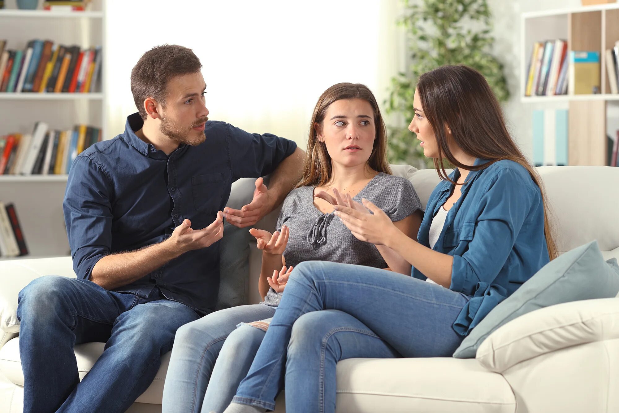 Talk about your family using. Счастливые люди на диване. talking with friends. группа людей сидят на диване и разговаривают. people talking in a room with chairs.