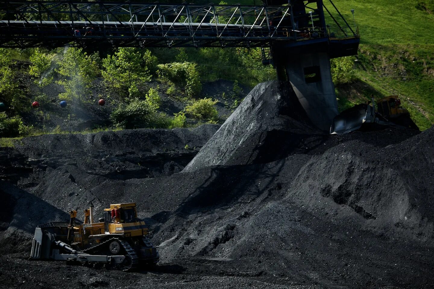 Угольная шахта фон Ягноб. Угольная шахта Аппалачи. Угольная промышленность Шахты. Добыча угля в шахте.