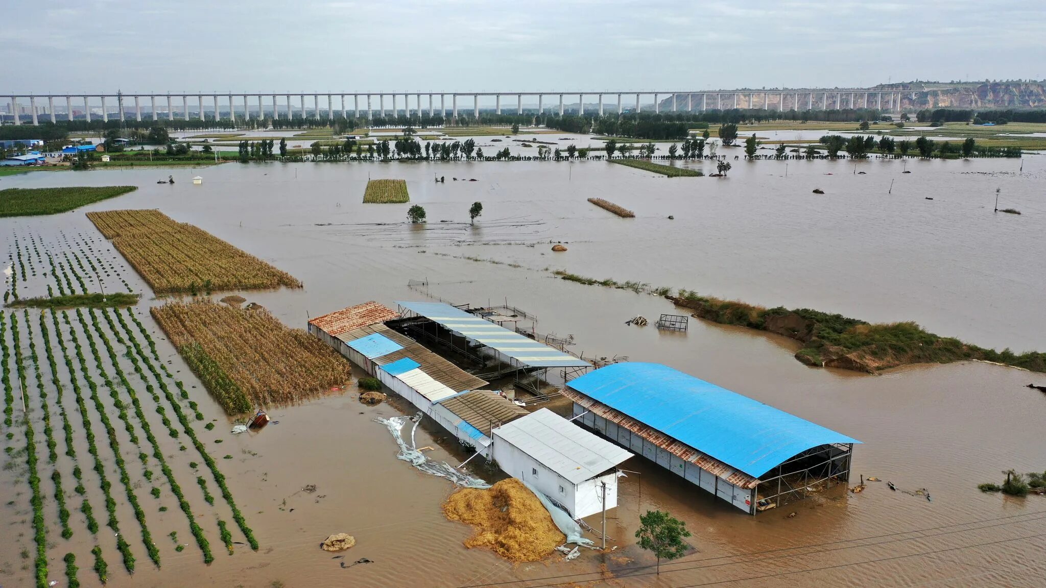 Приснилась большая вода. Наводнение в Хэнань. Наводнение в Китае 2021. Чжэнчжоу наводнение. Наводнение в Пекине.