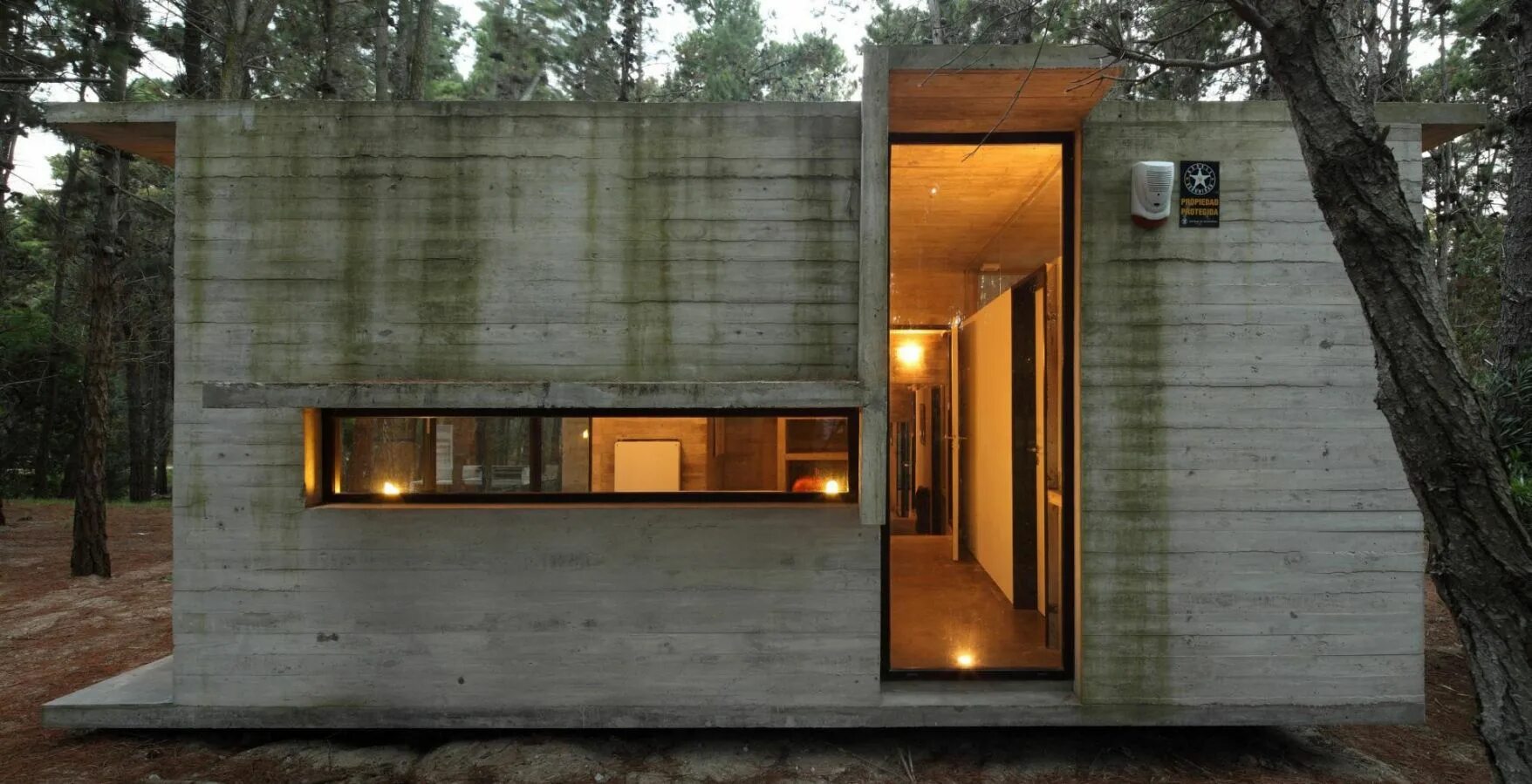 Бетонный домик. Одноэтажный бетонный дом. Одноэтажный дом из бетона. Дачный домик из бетона.