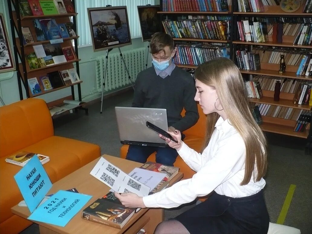 Погружает читателя в. Девушка с книгой. Книга научная по то как жизнь человека. Фотограф adrian sommeling. Памятка о библиотеке для детей.