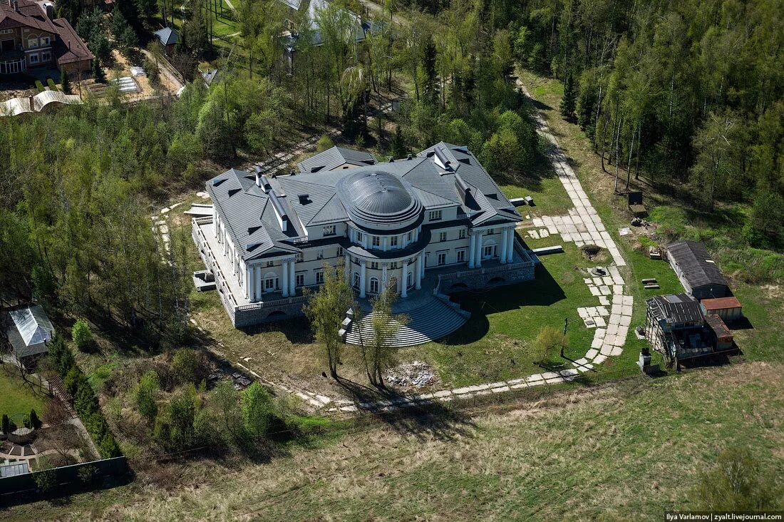 Кому принадлежит дом в земле
