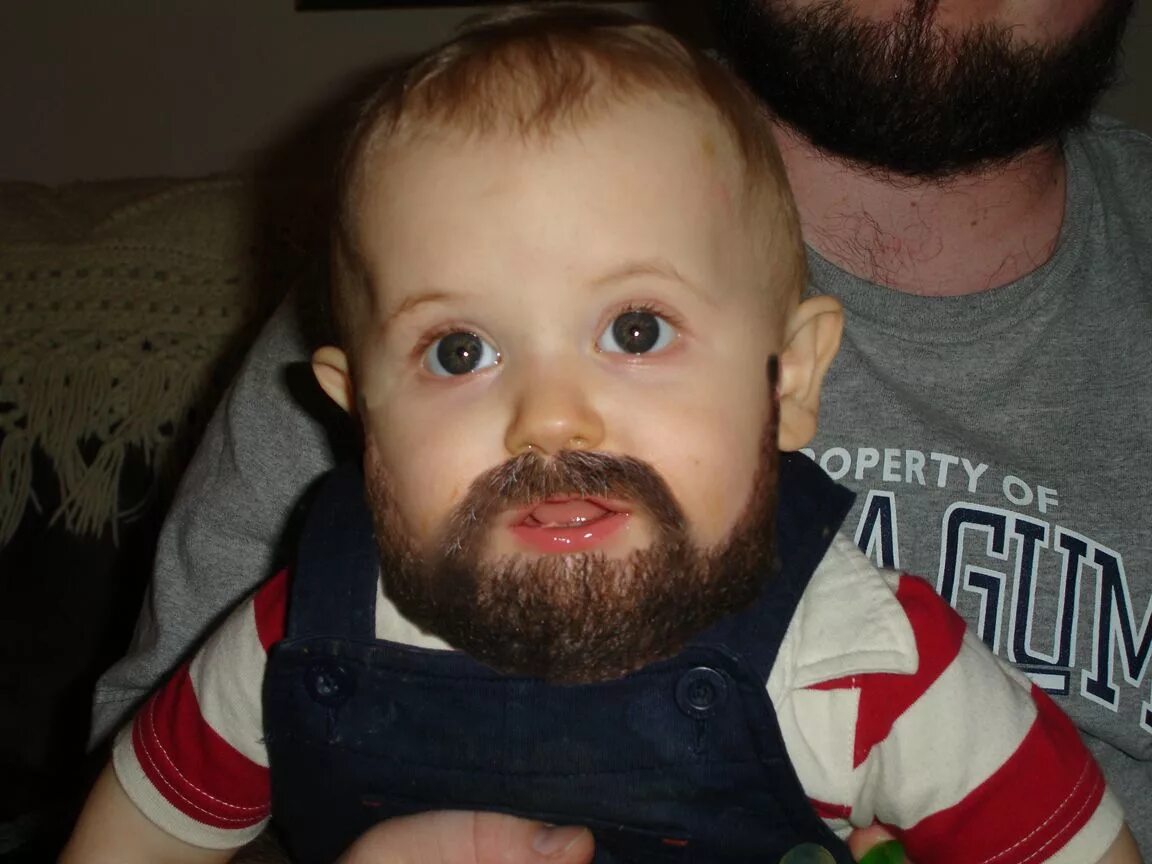 Малыш с бородой. Смешная борода. Маленький ребенок с бородой. Маленький мальчик с бородой.