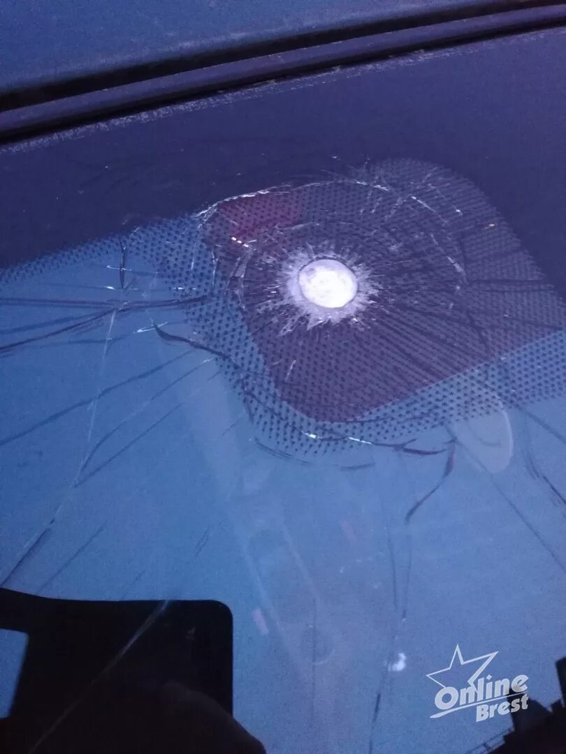 Разбитое лобовое стекло на ВАЗ 2170. Разбитое лобовое стекло ВАЗ 2110. Трещина на стекле машины. Треснутое ветровое стекло на автомобиле.