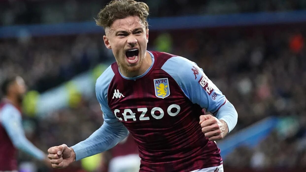 Открывается после замены игрока aston villa