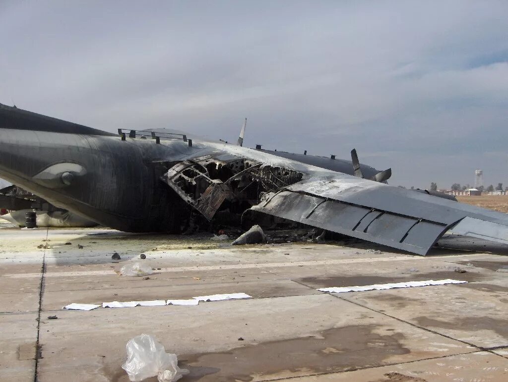 Крушение военно транспортного самолета. C130 самолет. C 130 Hercules ВВС США. Катастрофы военных самолетов. Упавший военный самолет.