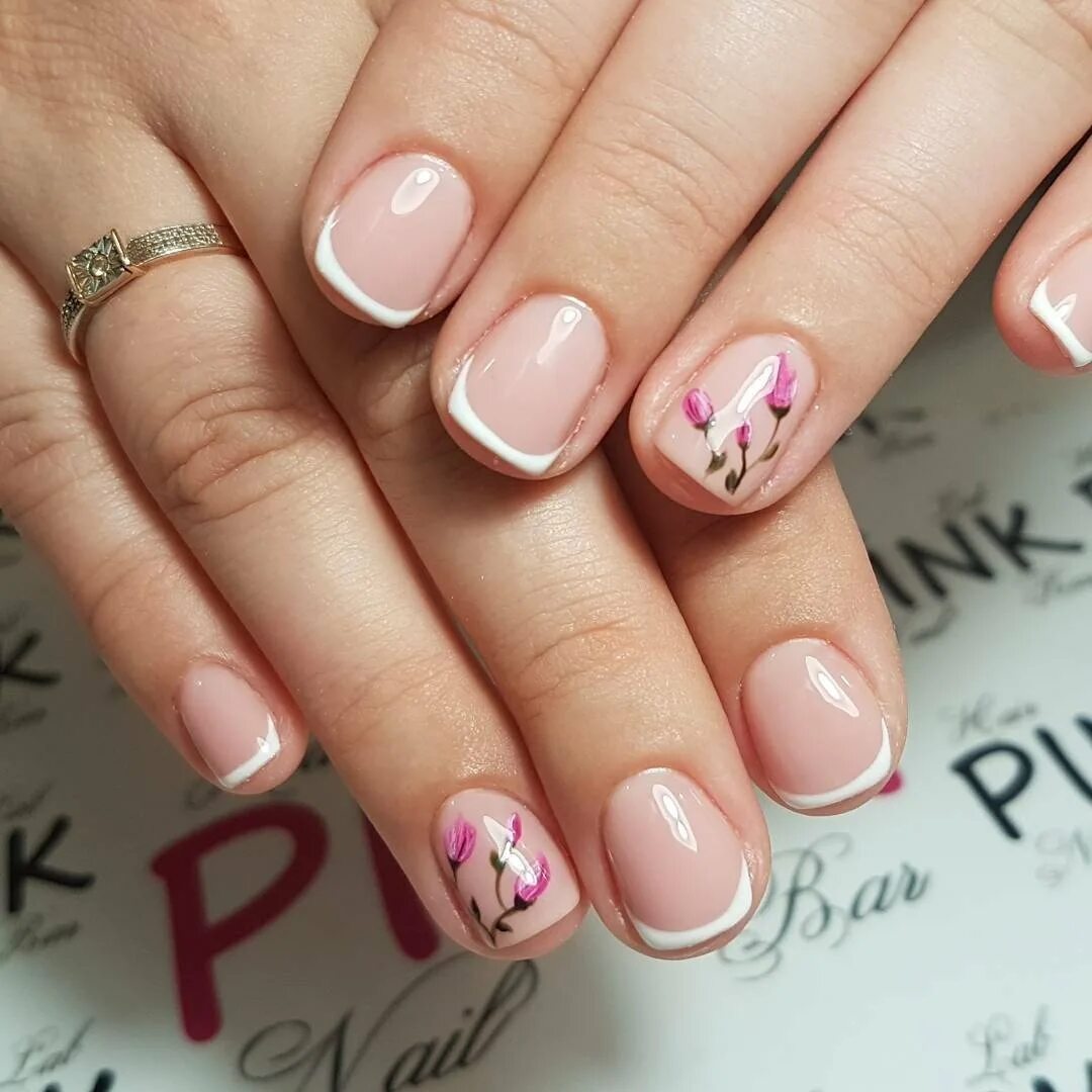 Френч на короткие ногти с рисунком. Цветной френч на короткие ногти. Гелевые ногти с рисунком. Красивый маникюр с веточкой. Маникюр на короткие овальные ногти с рисунком.