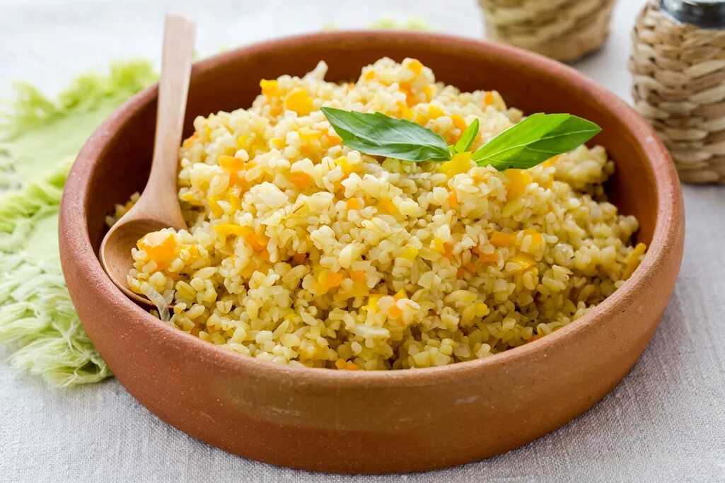 Перловая каша гарнир. Перловка гарнирная. Крупы на гарнир. Крупы на гарнир. Пшенная каша рассыпчатая.