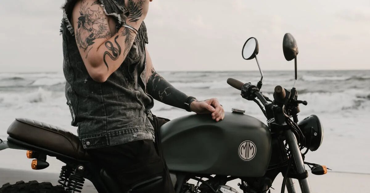 Татуировки байкеров. Татуировки мотоциклистов. Байкеры татуированные. Парень байкер