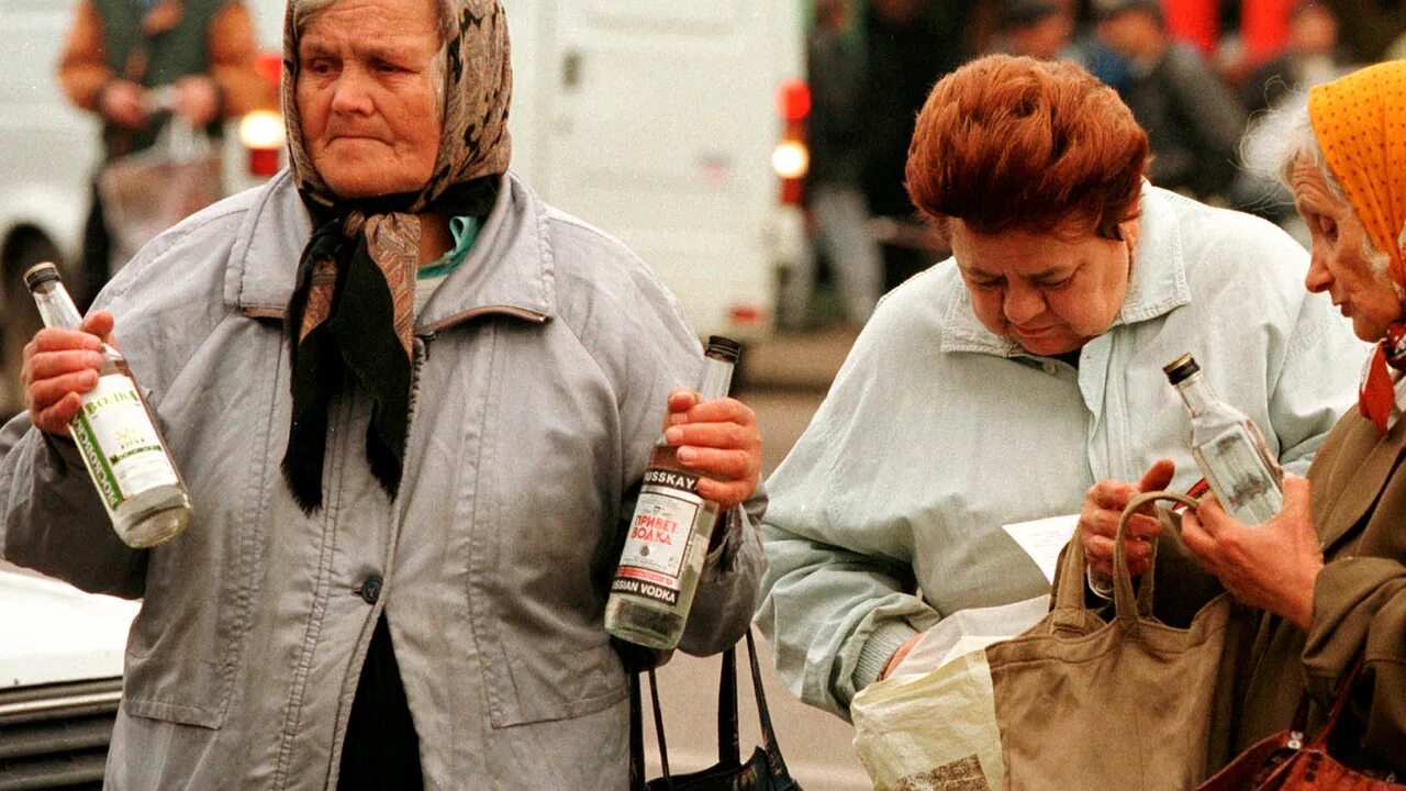 Горбачев беседует с народом ленинград 1985. Naomi campbell в 90-е. 90 годы в россии. Москва в 90е годы перестройка. Милиция россии 90-е.