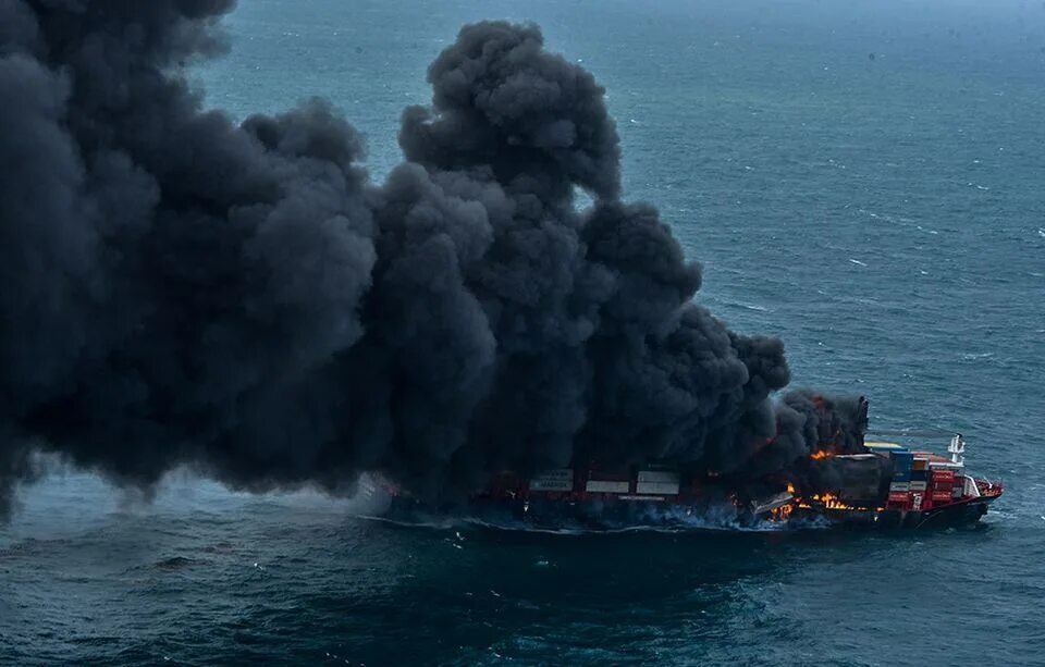 Пожар на пароходе. Пожар на судне Ангара в японском море. Пожар на корабле Ангара из Японии. Пожары на морских судах. Тонущий корабль.