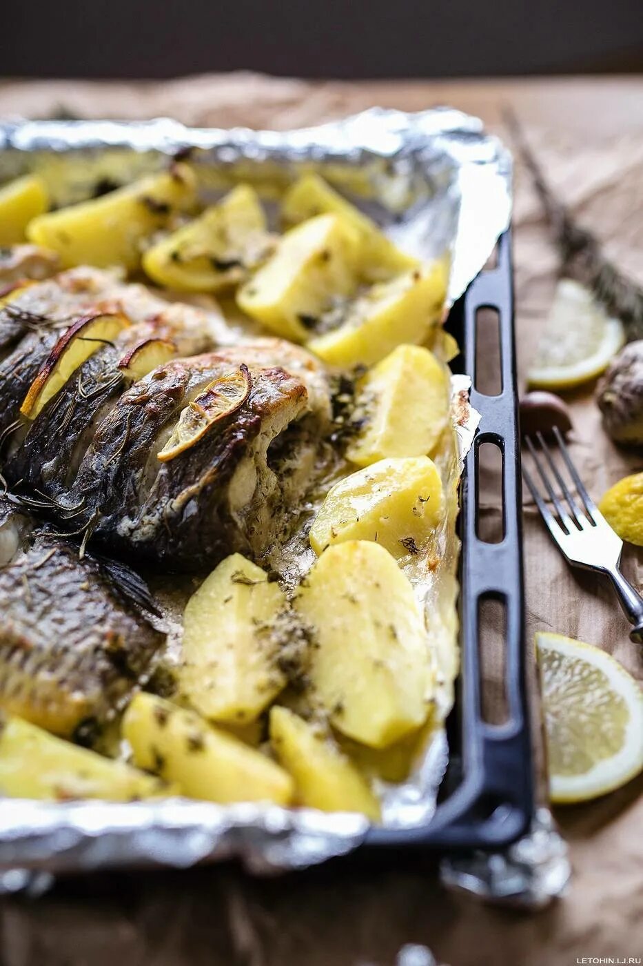 Карп в духовке сколько. Карп в духовке. карп в духовке кусочками. карп в духовке пп. съемку запечь в духовке.