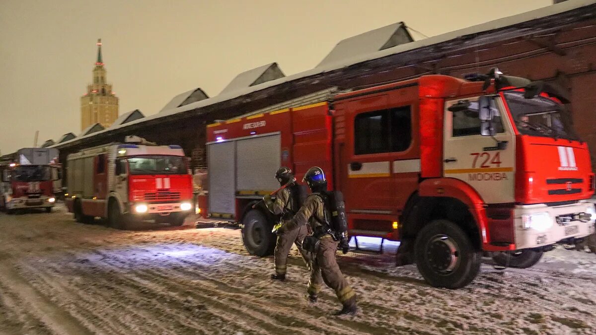 Пожар в московской области крокус. Пожарный. МЧС пожар. Московские пожарные. Московский пожар.