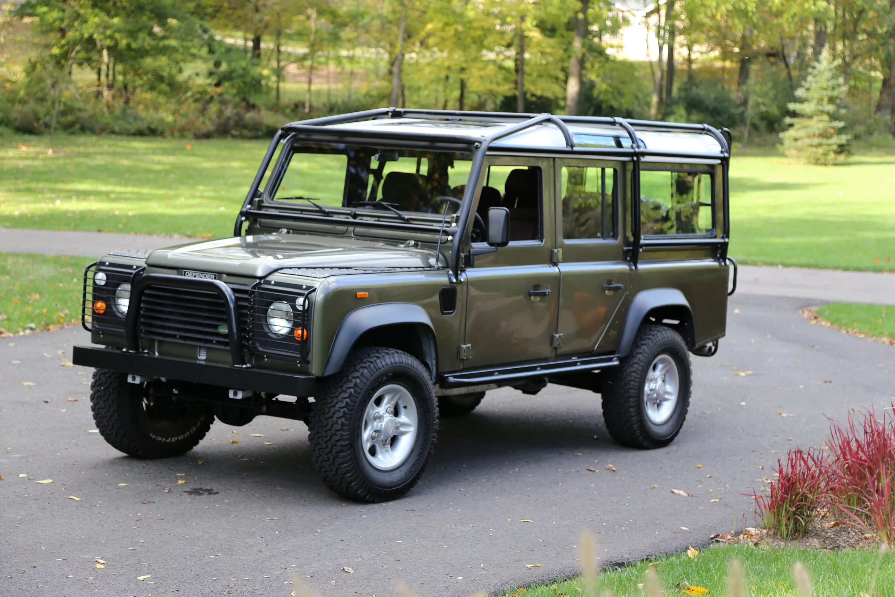 Defender 675. Ленд Ровер Дефендер 110. Ленд Ровер Дефендер 110 зеленый. Ленд Ровер Дефендер 4. Ленд Ровер Дефендер 1102002.