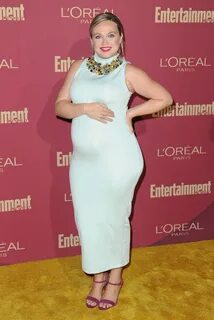 Pregnant AMANDA FULLER at 2019 Entertainment Weekly and L’Oreal Pre.